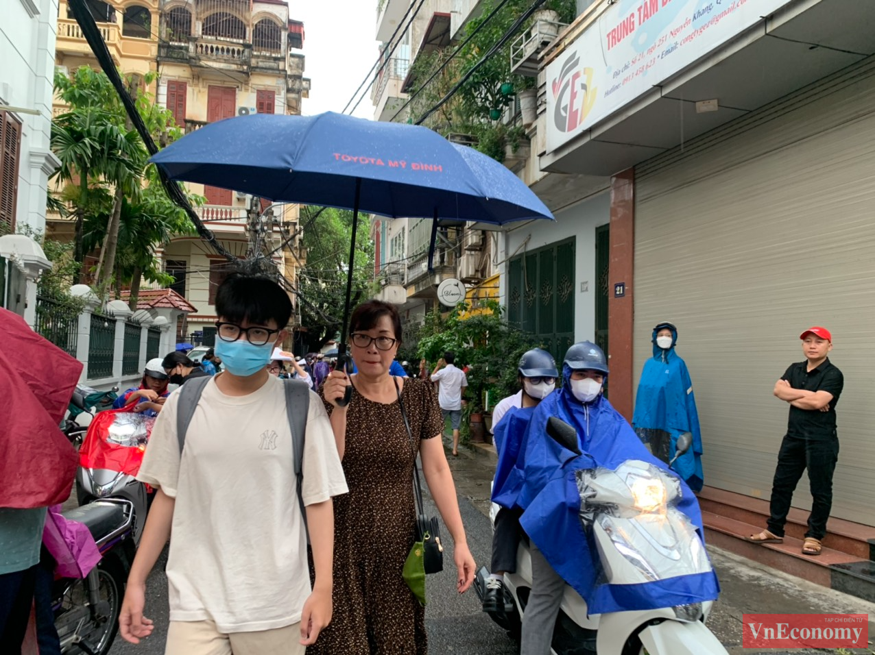 Tại điểm thi THPT Yên Hoà, cơn mưa nặng hạt đã khiến thí sinh đến trường thi vất vả hơn. Nhiều thí sinh và phụ huynh đã rời khỏi nhà từ rất sớm để tránh tắc đường.