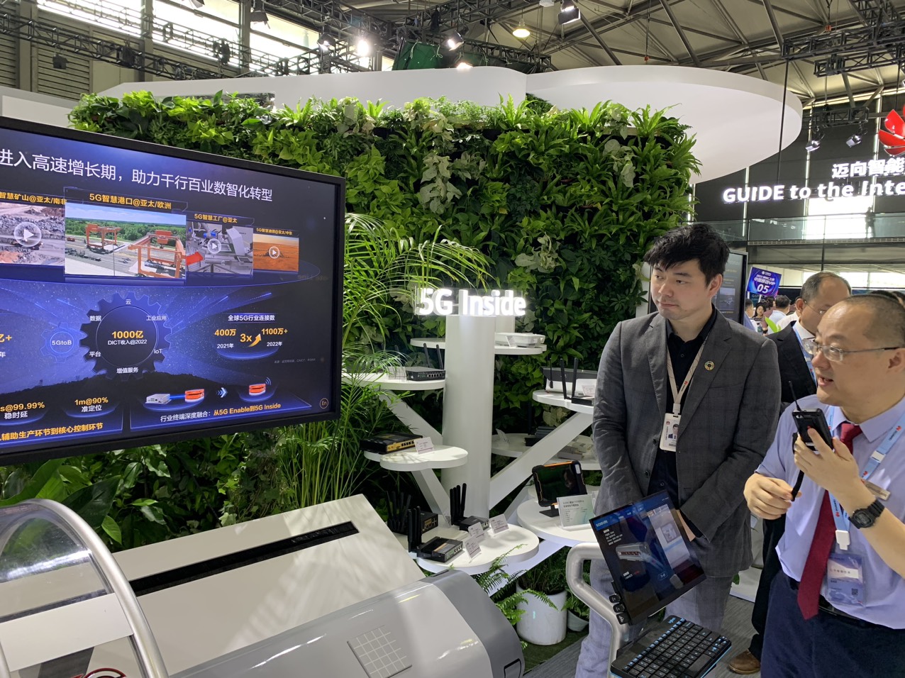 Nhiều sản phẩm, c&ocirc;ng nghệ mới phục vụ sản xuất c&ocirc;ng nghiệp được tr&igrave;nh diễn tại&nbsp;MWC Thượng Hải 2023.