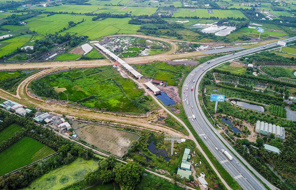 Cao tốc Trung Lương-Mỹ Thuận đầu tư giai đoạn 1 được tính toán dựa trên lượng xe cách đây hơn 10 năm, đến nay  thường xuyên ùn tắc vì sự gia tăng của phương tiện.