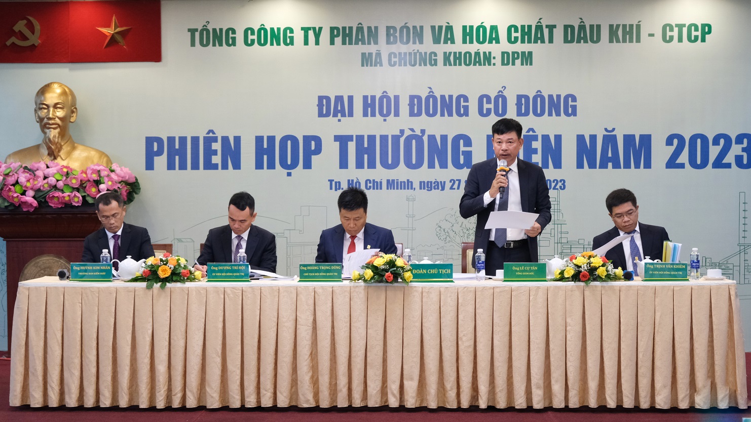 Đoàn chủ tịch điều hành tại phiên họp.