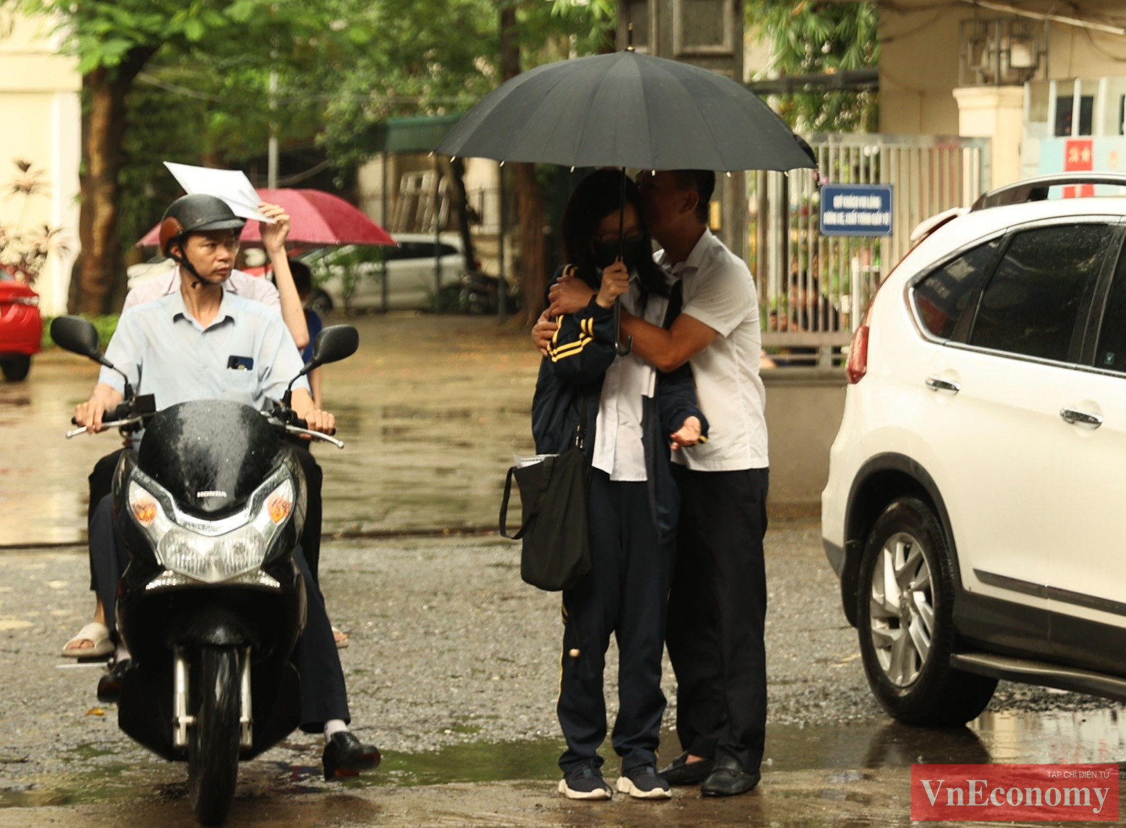 6h s&aacute;ng, nhiều phụ huynh v&agrave; th&iacute; sinh đ&atilde; đội mưa đến điểm&nbsp;thi THCS Khương Đ&igrave;nh (H&agrave; Nội).