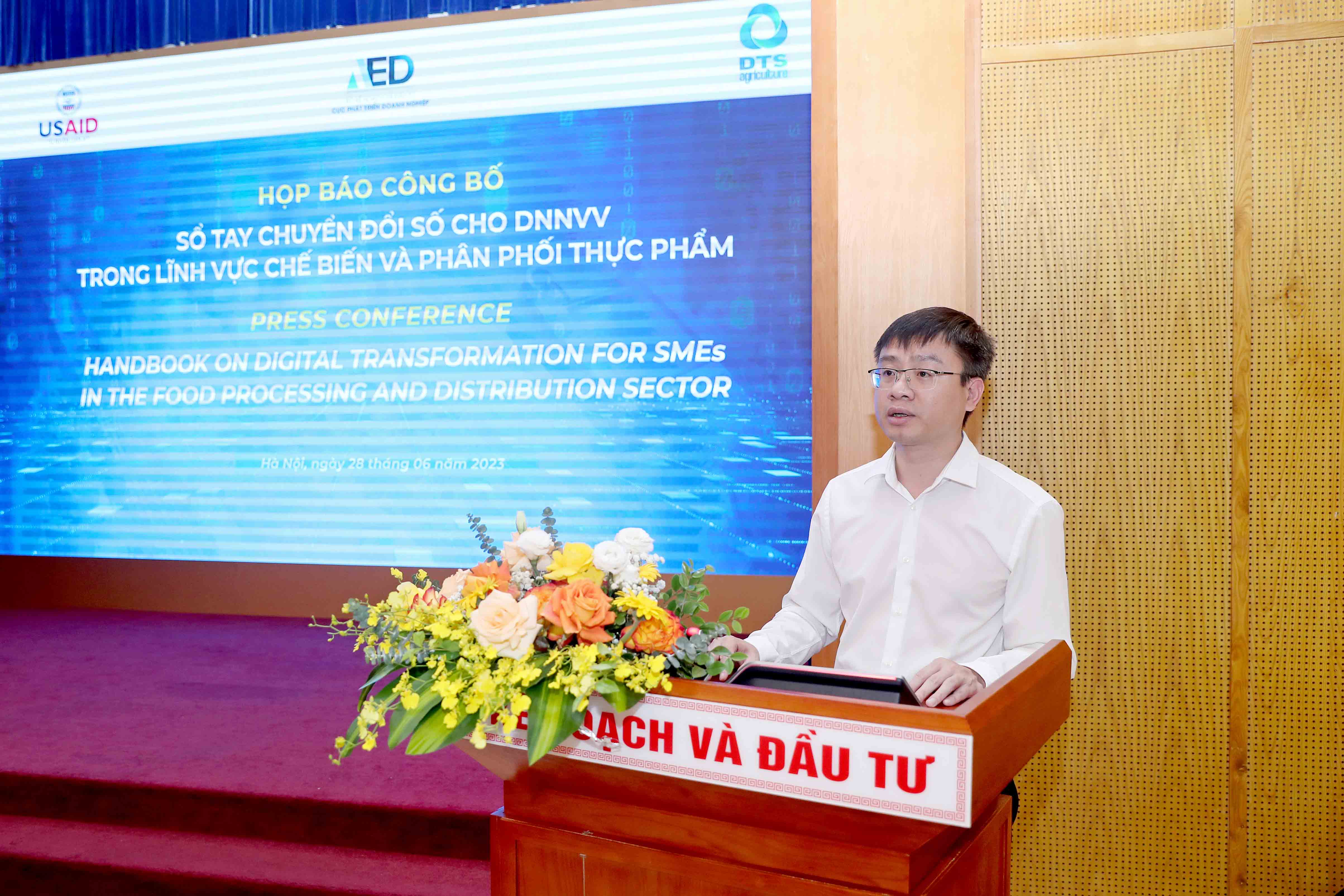 Ông Nguyễn Đức Trung, Phó Cục trưởng Cục Phát triển doanh nghiệp, Bộ Kế hoạch và Đầu tư chia sẻ tại Lễ ra mắt Sổ tay.