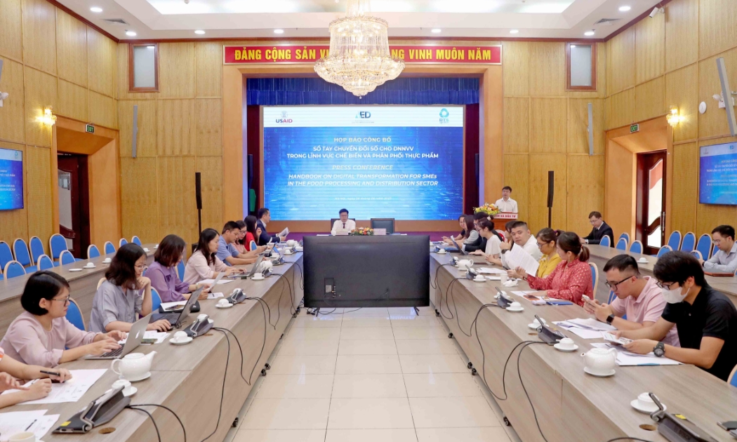 Toàn cảnh lễ ra mắt Sổ tay chuyển đổi số cho doanh nghiệp nhỏ và vừa lĩnh vực chế biến và phân phối thực phẩm. Ảnh: MPI.