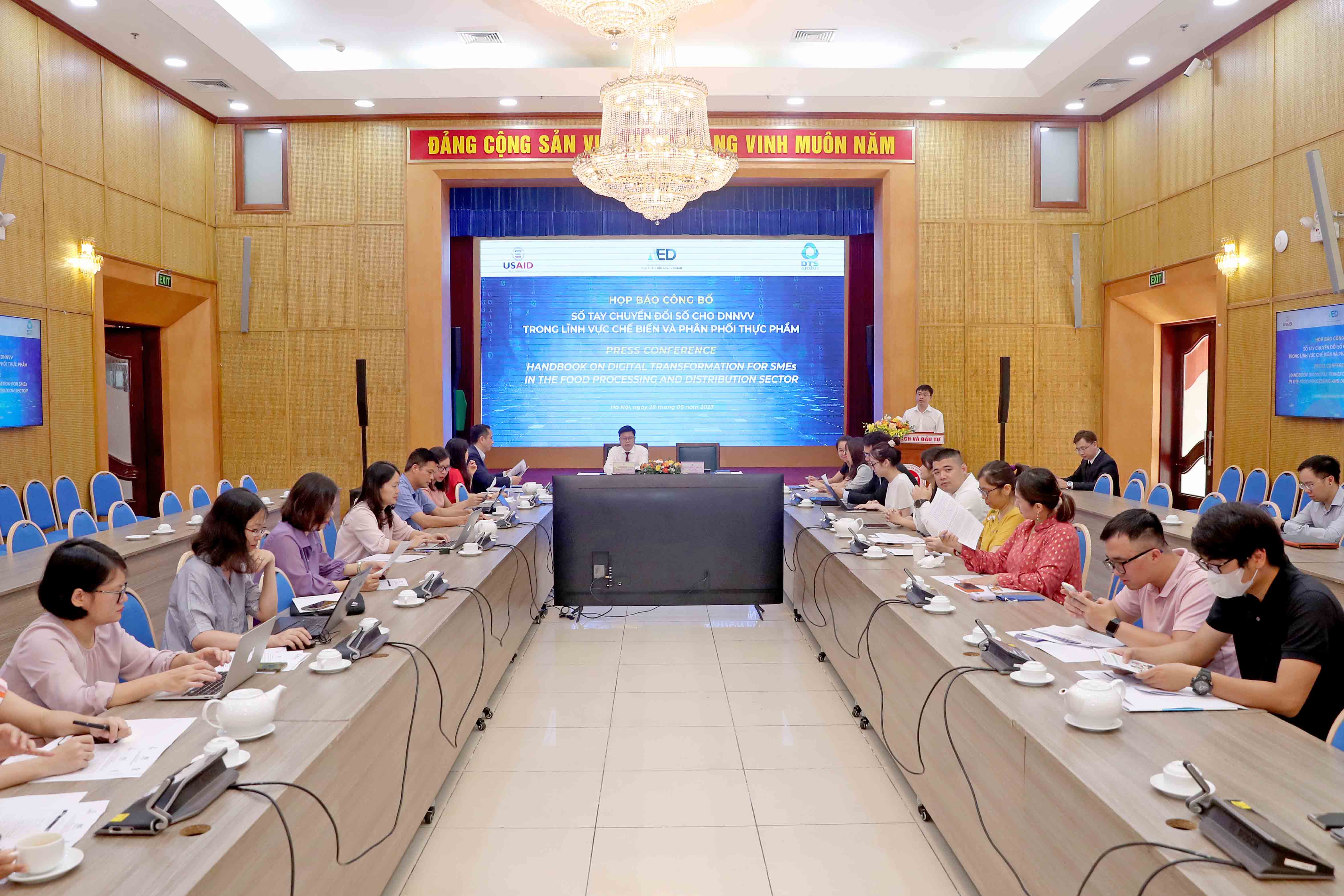 Toàn cảnh lễ ra mắt Sổ tay chuyển đổi số cho doanh nghiệp nhỏ và vừa lĩnh vực chế biến và phân phối thực phẩm. Ảnh: MPI.