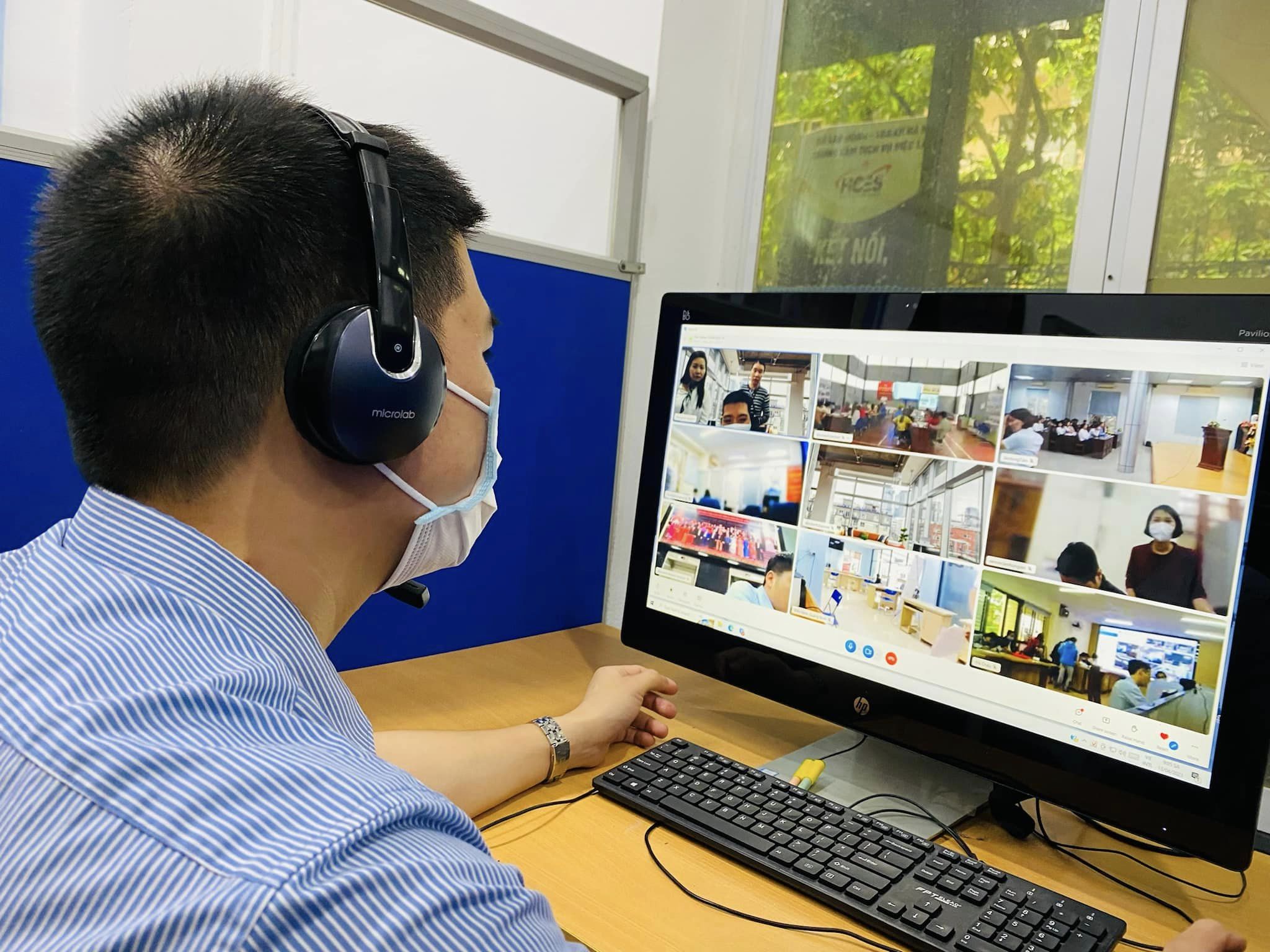 Phỏng vấn tuyển dụng lao động trực tuyến giúp doanh nghiệp và người lao động tiết kiệm chi phí, thời gian đi lại. Ảnh - Thanh Bình.