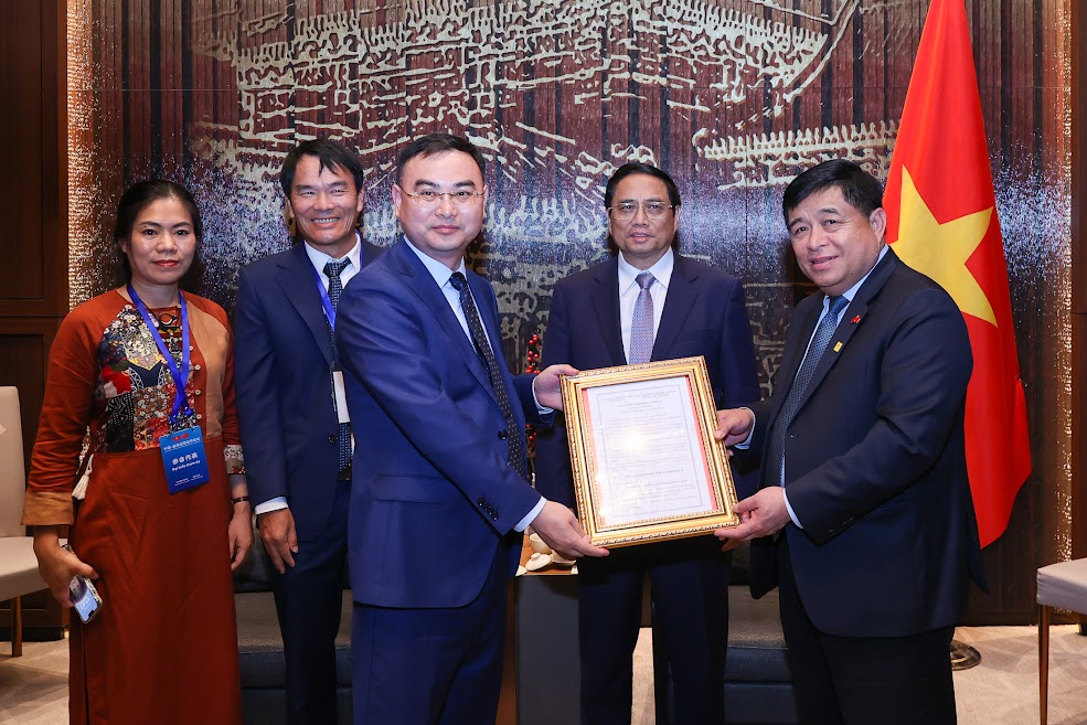Thủ tướng chứng kiến trao Giấy chứng nhận đăng ký đầu tư cho Tập đoàn Khoa học kỹ thuật năng lượng mới Runergy đầu tư tại tỉnh Nghệ An - Ảnh: VGP.
