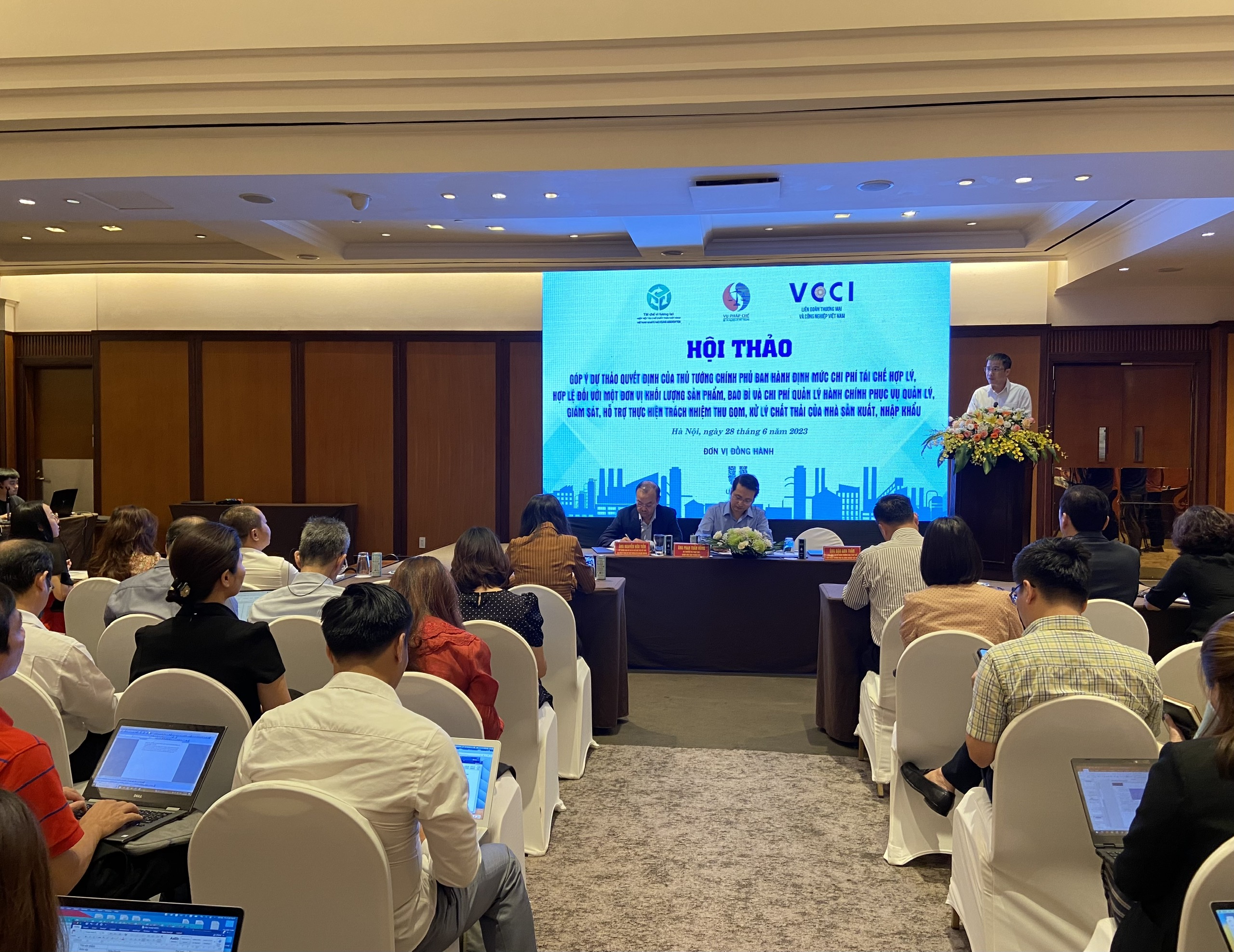 Ông Đậu Anh Tuấn, Phó Tổng thư ký VCCI kiêm Trưởng ban Pháp chế VCCI phát biểu tại hội thảo.