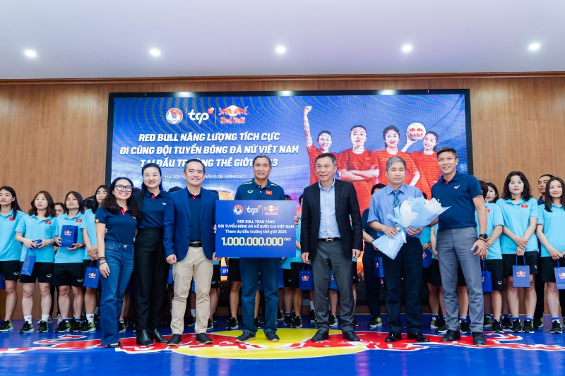 Red Bull presents $43,000 and gold bars to Vietnamese women’s football team