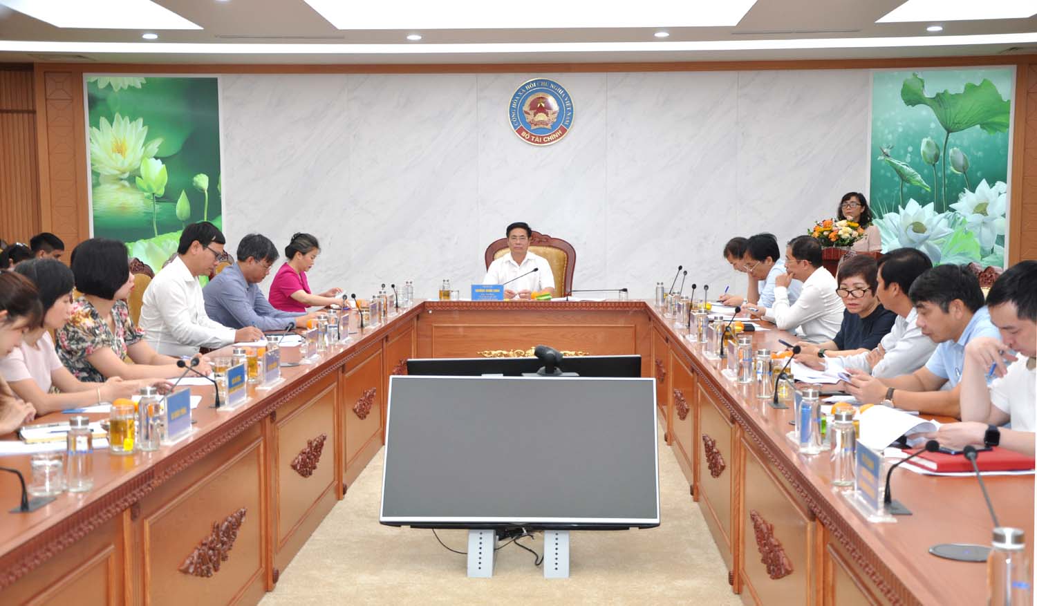 Ông Trương Hùng Long, Cục trưởng Cục Quản lý nợ và tài chính đối ngoại (Bộ Tài chính) điều hành hội nghị.