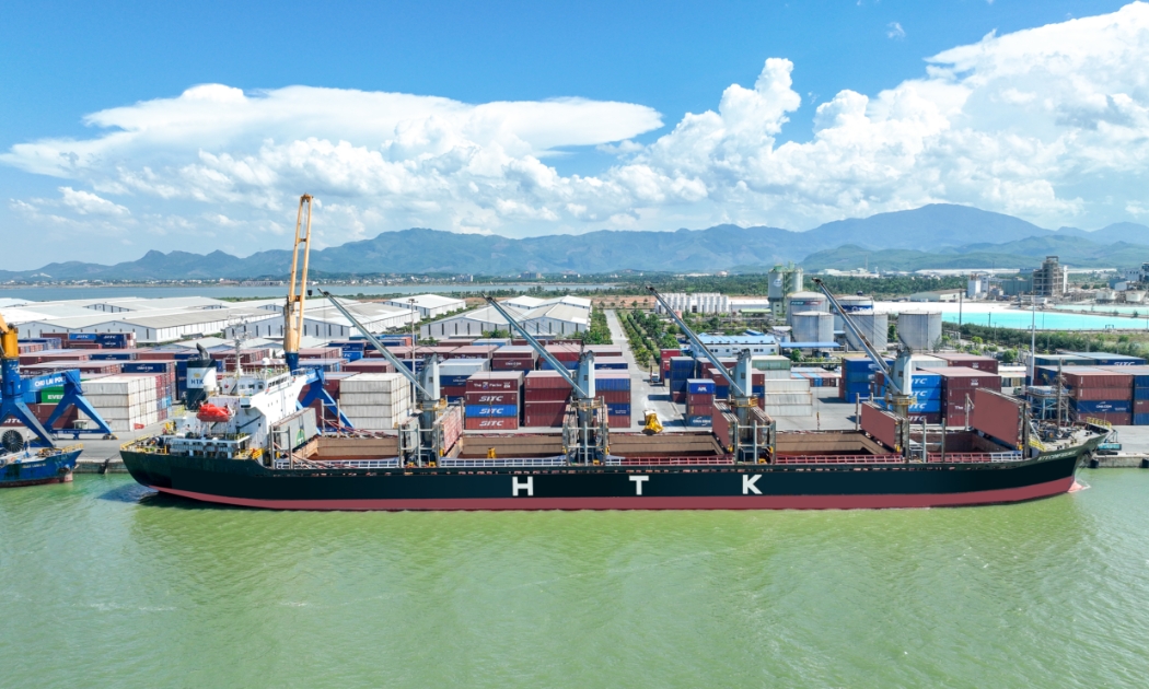Tàu Confidence dài 169m, rộng 27m, có tải trọng hơn 28.000 tấn.