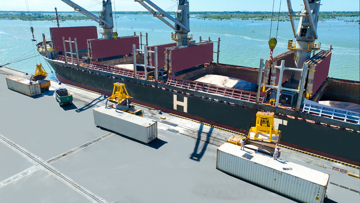 Cảng Chu Lai bố trí trang thiết bị chuyên dụng để nâng cao hiệu quả khai thác, xếp dỡ hàng hóa.
