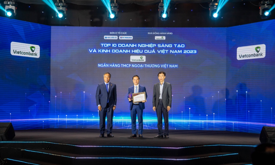 Đại diện Vietcombank, ông Lê Hoàng Tùng - Kế toán trưởng (đứng giữa) nhận chứng nhận từ BTC vinh danh Vietcombank dẫn đầu Top 10 ngân hàng sáng tạo và kinh doanh hiệu quả năm 2023.