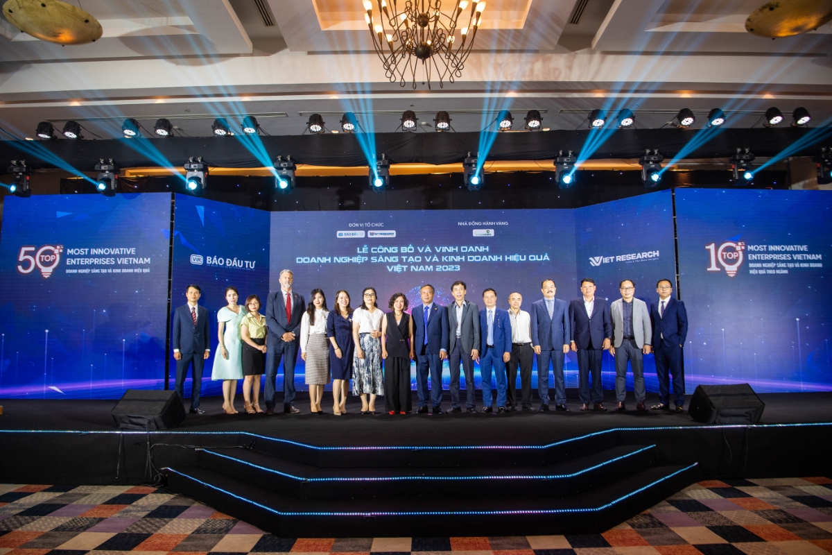 C&aacute;c diễn giả, đại biểu v&agrave; Ban Tổ chức chụp h&igrave;nh lưu niệm tại buổi lễ.