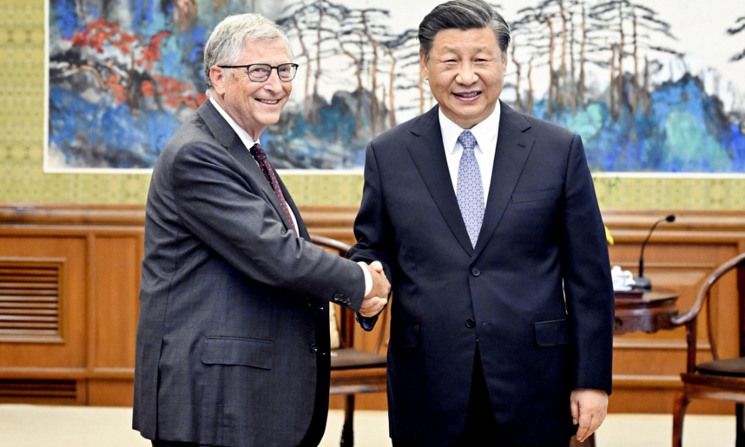 Tỷ phú Bill Gates bắt tay Chủ tịch Trung Quốc Tập Cận Bình tại Bắc Kinh vào ngày 16/6 - Ảnh: Tân Hoa Xã