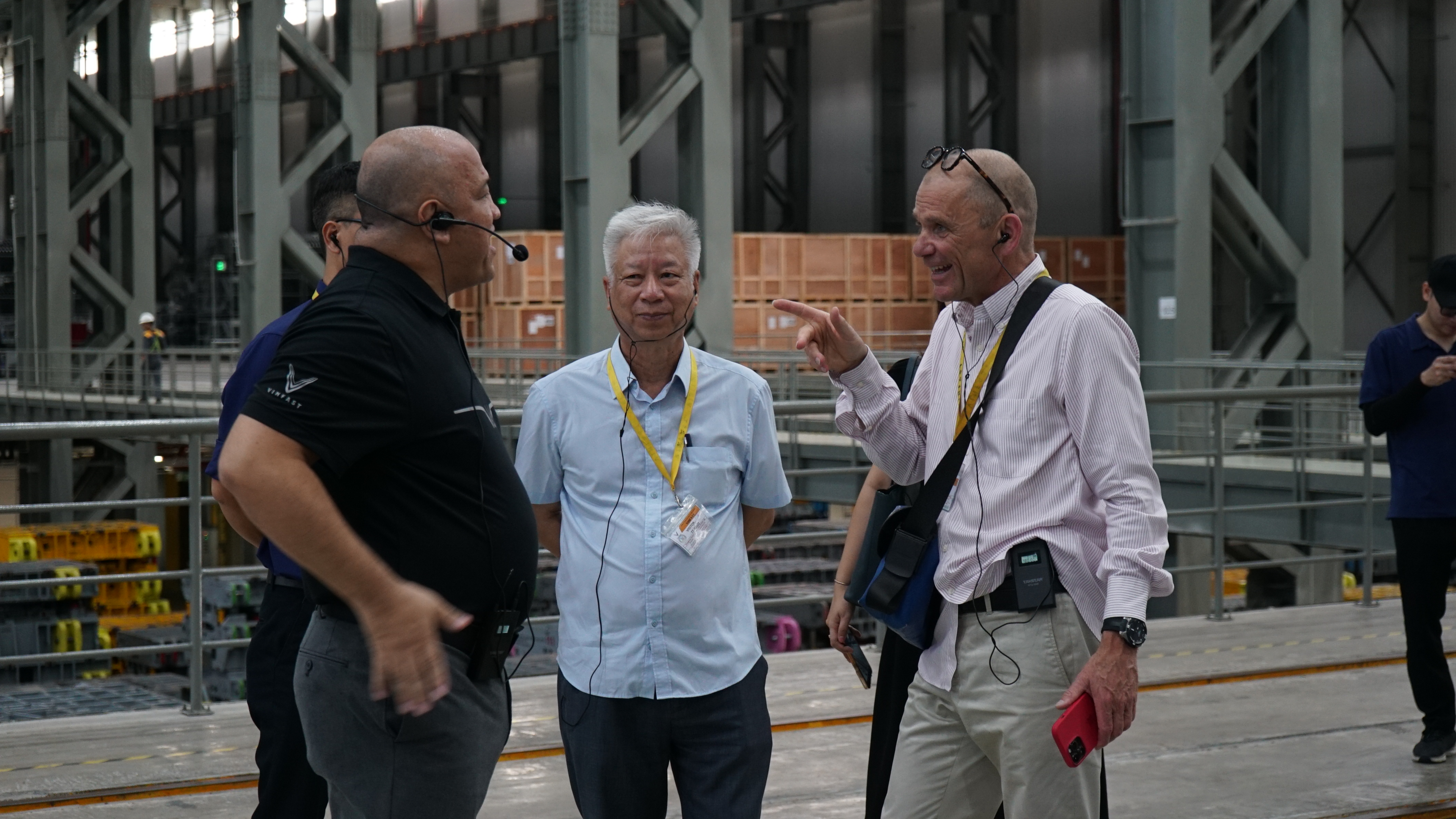 Mr. Alain Jeannet (right) and Mr. Dao Quang Binh (middle), General Managing Editor/General Director of Vneconomy/Vietnam Economic Times, visited the VinFast factory. (Photo: Xuan Ngoc)