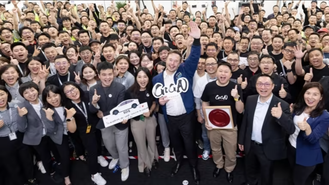 Ông Elon Musk, chụp ảnh tập thể với nhân viên tại nhà máy Gigafactory ở Thượng Hải, nơi chiếm khoảng 40% công suất xe điện của Tesla - Ảnh: Reuters