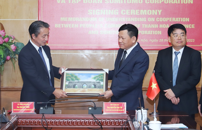 Lãnh đạo tỉnh Thanh Hóa trao quà lưu niệm cho đại diện Tập đoàn Sumitomo.