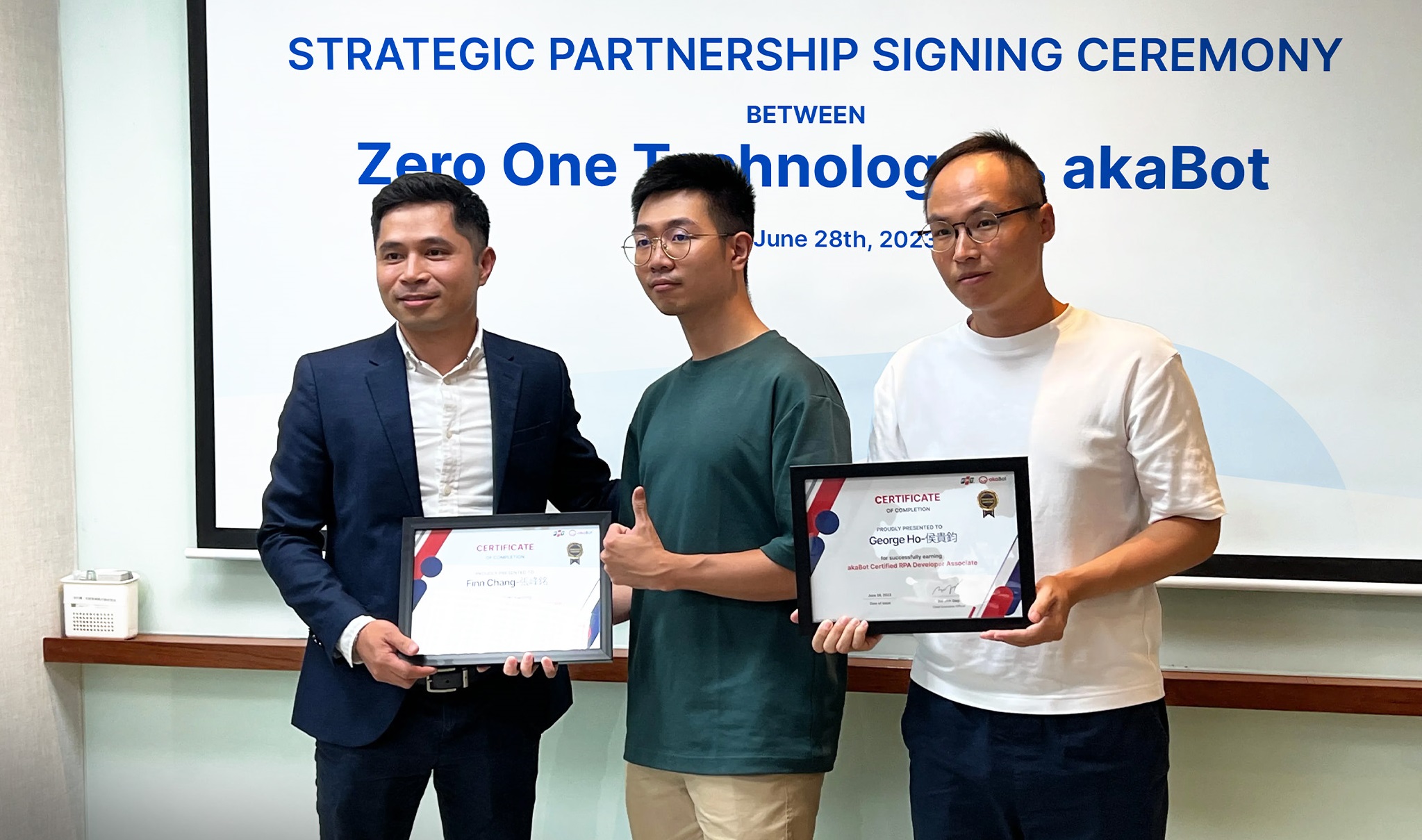 &Ocirc;ng B&ugrave;i Đ&igrave;nh Gi&aacute;p - CEO & Founder akaBot trao chứng nhận cho nh&oacute;m dự &aacute;n RPA của Zero One.