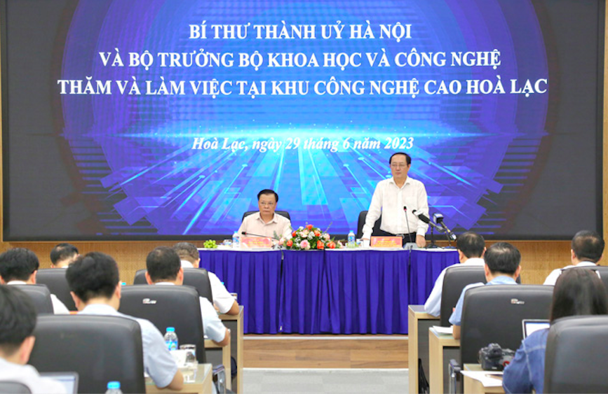 Bí thư Thành ủy Hà Nội Đinh Tiến Dũng và Bộ trưởng Bộ trưởng Bộ Khoa học và Công nghệ Huỳnh Thành Đạt đã thăm và làm việc tại Khu Công nghệ cao (CNC) Hòa Lạc, chiều 29/6.