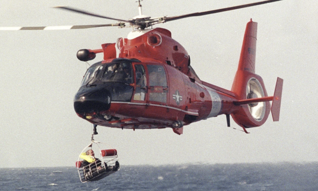 Triệu phú Steve Fossett được trực thăng Mỹ giải cứu ngoài khơi đảo Oalu, Hawaii, ngày 25/12/1998 - Ảnh: AP.