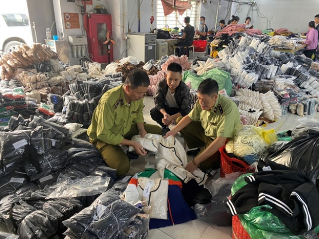Lực lượng quản lý thị trường bắt giữ hàng trăm vụ buôn bán quần áo nhái các thương hiệu nổi tiếng trên thế giới