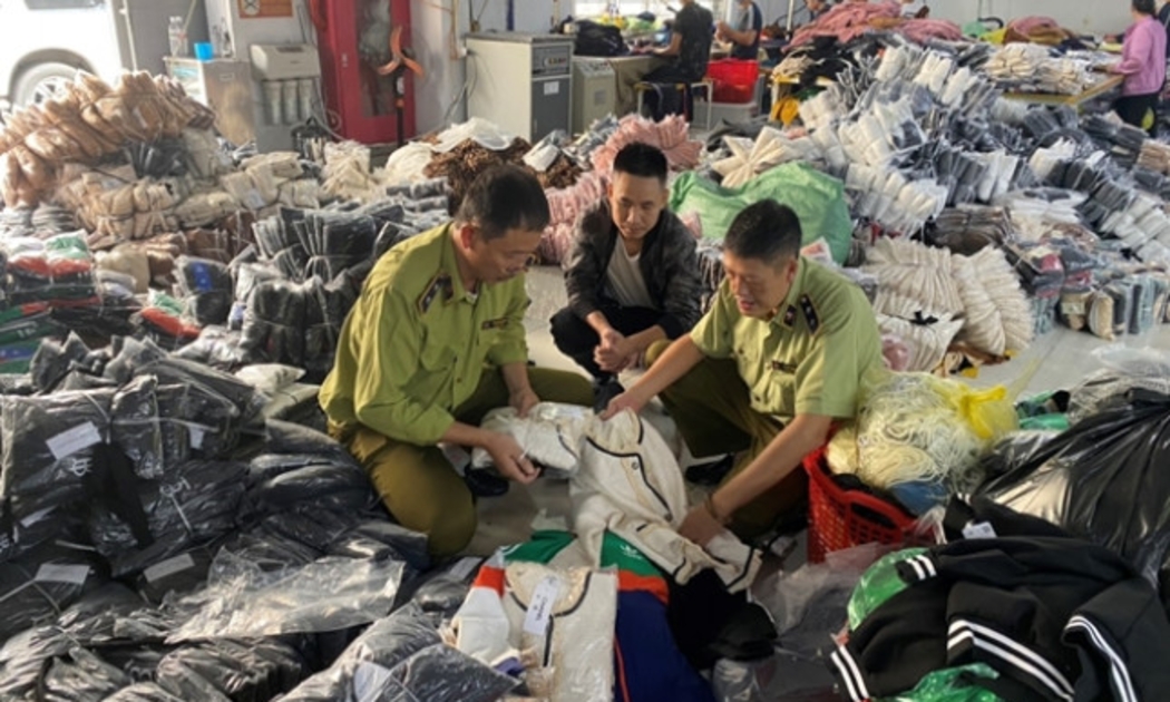 Lực lượng quản lý thị trường bắt giữ hàng trăm vụ buôn bán quần áo nhái các thương hiệu nổi tiếng trên thế giới