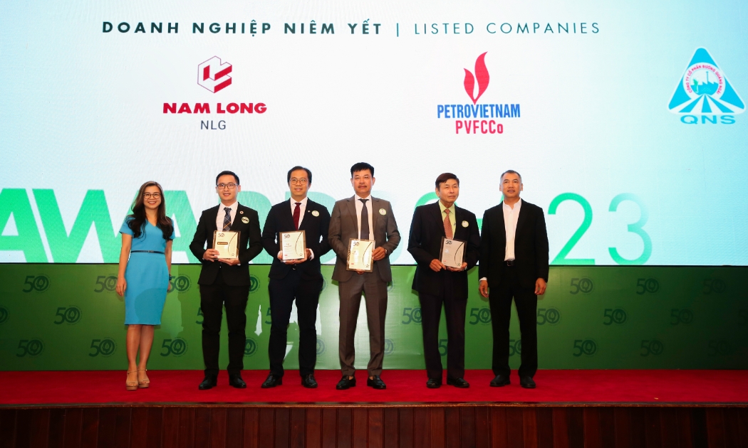 Đại diện Nam Long nhận Chứng nhận giải thưởng từ Ban tổ chức chương trình.