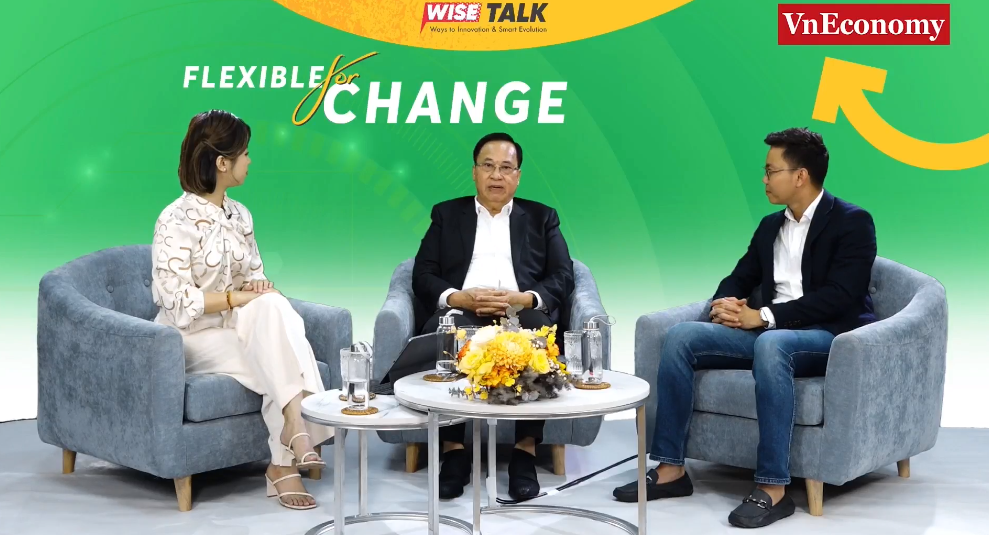 Ông Vũ Đức Giang, Chủ tịch Hiệp hội Dệt may Việt Nam (ngồi giữa) và ông Đặng Việt Dũng, nhà sáng lập, CEO của Nano Technologies, nhà phát triển ứng dụng Vui App, trong chương trình The Wise Talk số 08 với chủ đề: “Giải pháp công nghệ nào giúp giải bài toán về nhân sự cho doanh nghiệp thâm dụng lao động trong bối cảnh nhiều biến động?”