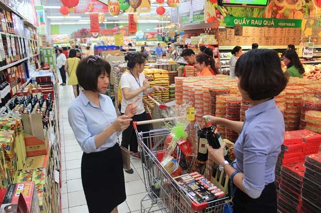 Việc tiếp tục giảm thuế VAT 2% để kịp thời hỗ trợ người dân, doanh nghiệp.