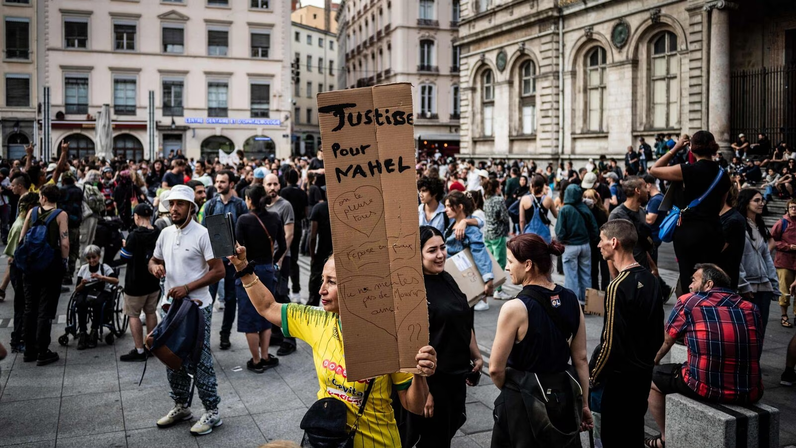 C&aacute;c cuộc biểu t&igrave;nh bắt đầu ở Nanterre, v&ugrave;ng ngoại &ocirc; ở ph&iacute;a t&acirc;y bắc Paris. Sau đ&oacute; đ&atilde; lan ra những khu vực kh&aacute;c xung quanh thủ đ&ocirc;.