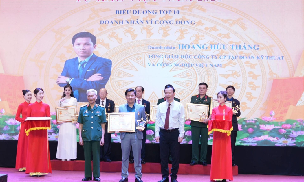Doanh nhân Hoàng Hữu Thắng nhận bằng khen và Kỷ niệm chương trong Chương trình Tự hào Việt Nam biểu dương top 10 “Doanh nhân vì cộng đồng”.
