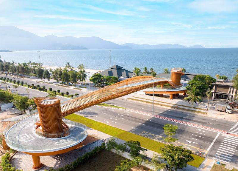 The new pedestrian bridge over Nguyen Tat Thanh Street. 