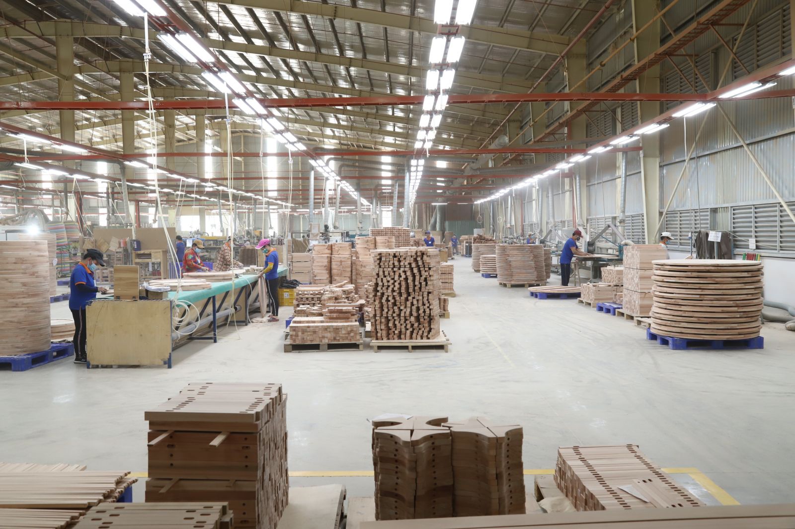 Ghi nhận từ c&aacute;c doanh nghiệp dệt may, da gi&agrave;y, đồ gỗ, thủy sản xuất khẩu th&aacute;ng 6/2023 cho thấy t&igrave;nh trạng thiếu đơn h&agrave;ng vẫn tiếp diễn.