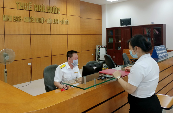 Mua bán hoá đơn trái phép nhẹ sẽ bị xử phạt hành chính, nặng có thể bị truy cứu trách nhiệm hình sự, phạt tù đến 5 năm, hay cấm kinh doanh trong một số lĩnh vực nhất định.
