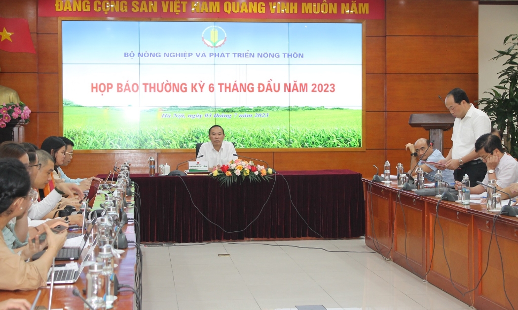 Thứ trưởng Phùng Đức Tiến chủ trì họp báo.