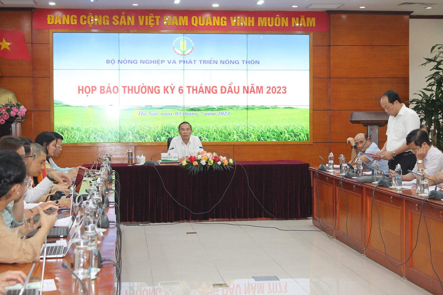 Thứ trưởng Phùng Đức Tiến chủ trì họp báo.