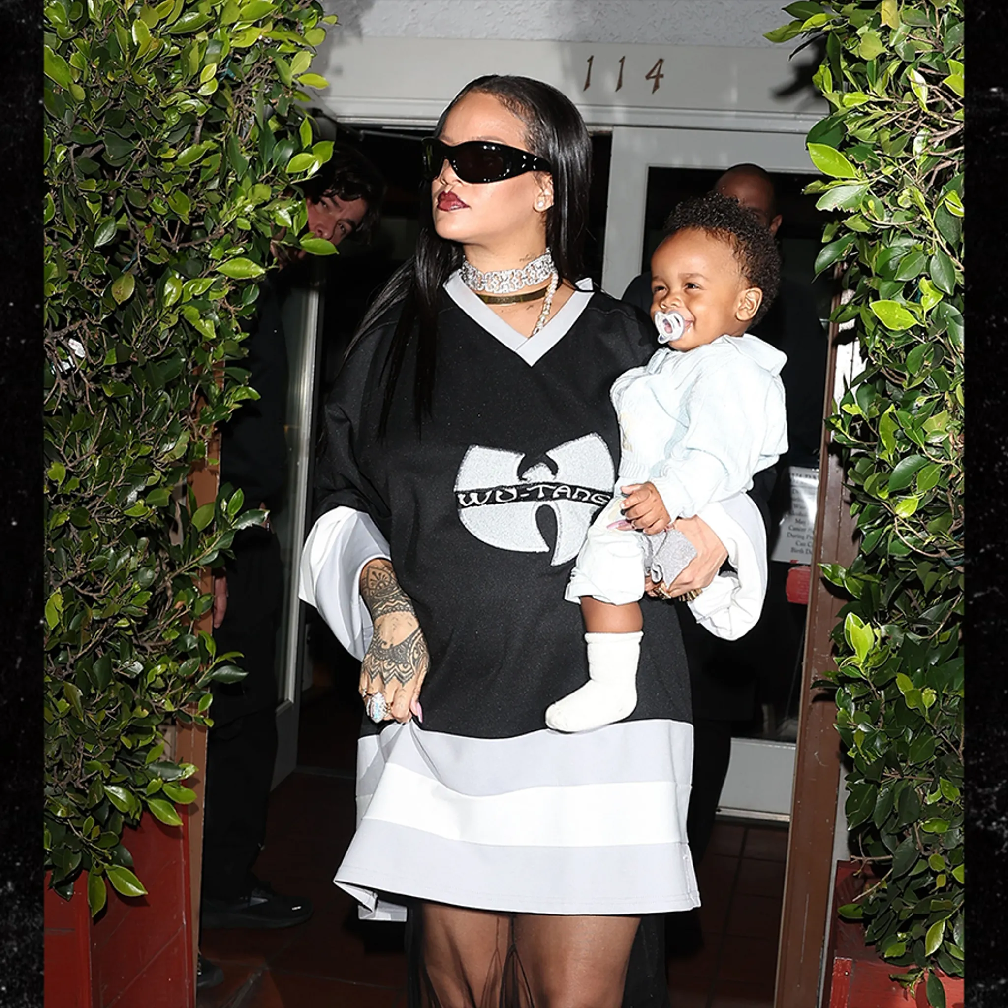 Rihanna sinh con trai đầu lòng hồi tháng 5/2022 và chuẩn bị sinh đứa con thứ hai với rapper A$AP Rocky.