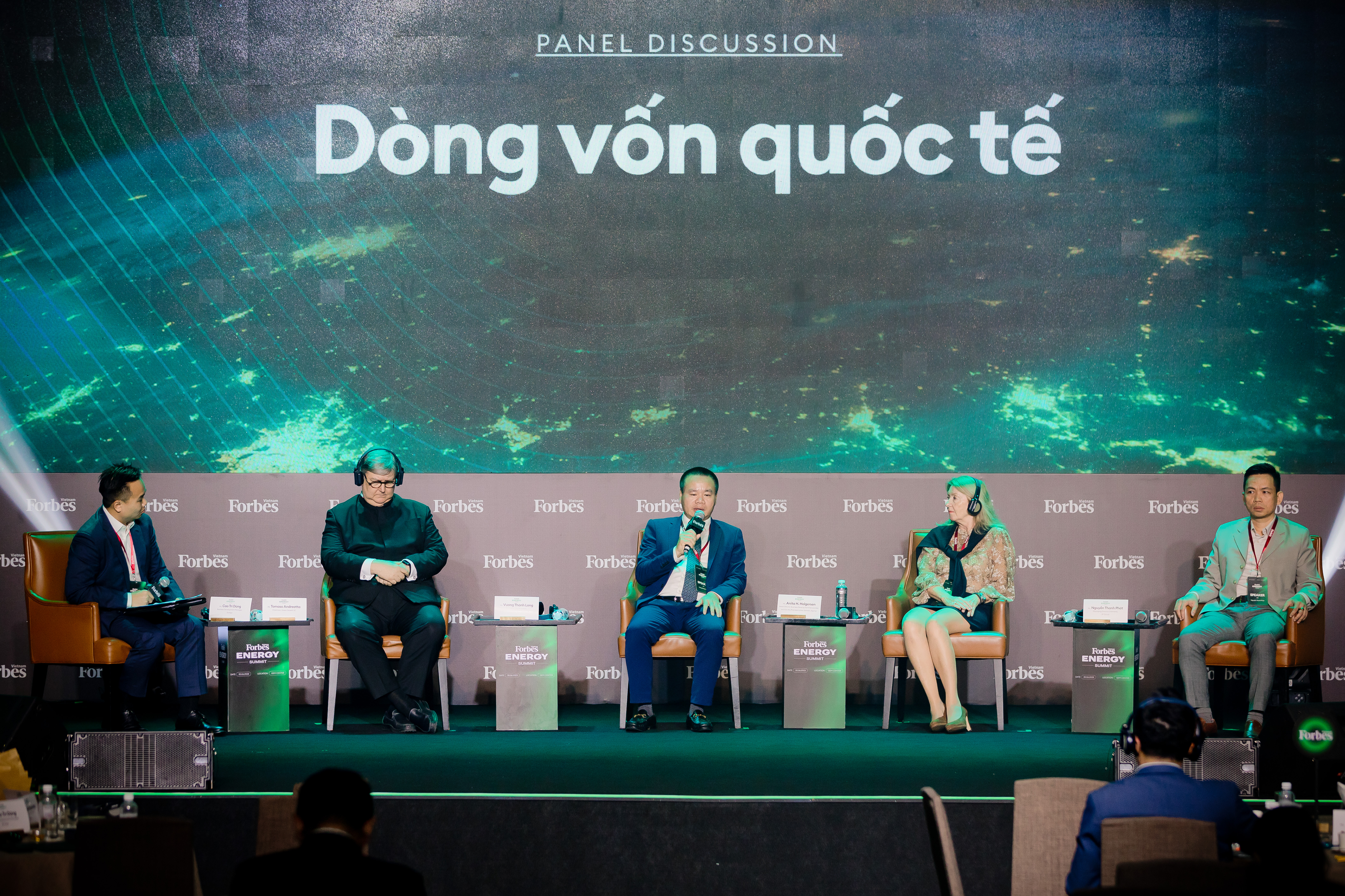Ông Vương Thành Long - Giám đốc Ban Khách hàng Doanh nghiệp nước ngoài của BIDV (ngồi giữa) chia sẻ tại hội nghị.