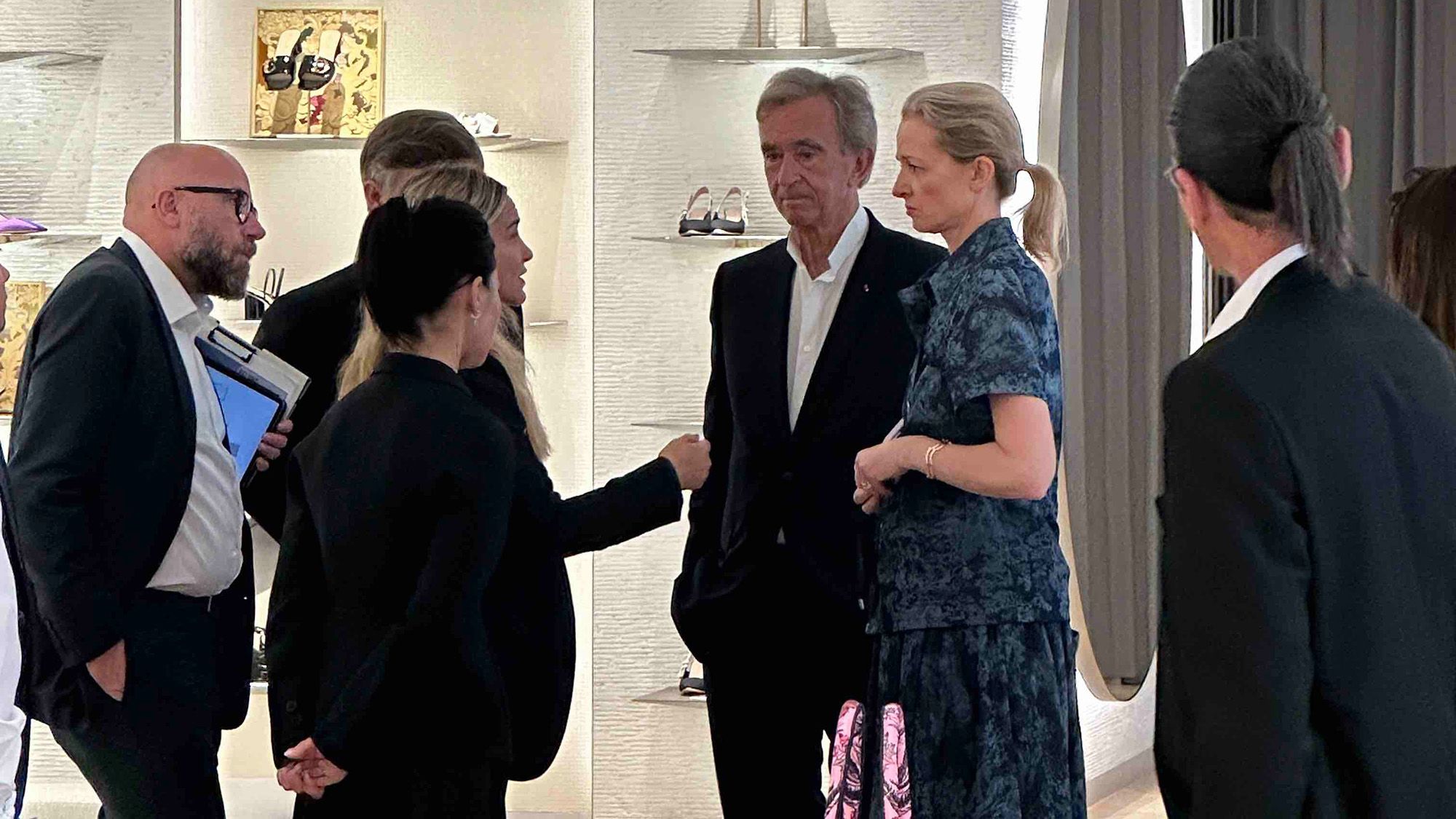 Hình ảnh tỷ phú Bernard Arnault trong chuyến thăm Trung Quốc được lan truyền trên mạng xã hội Weibo.