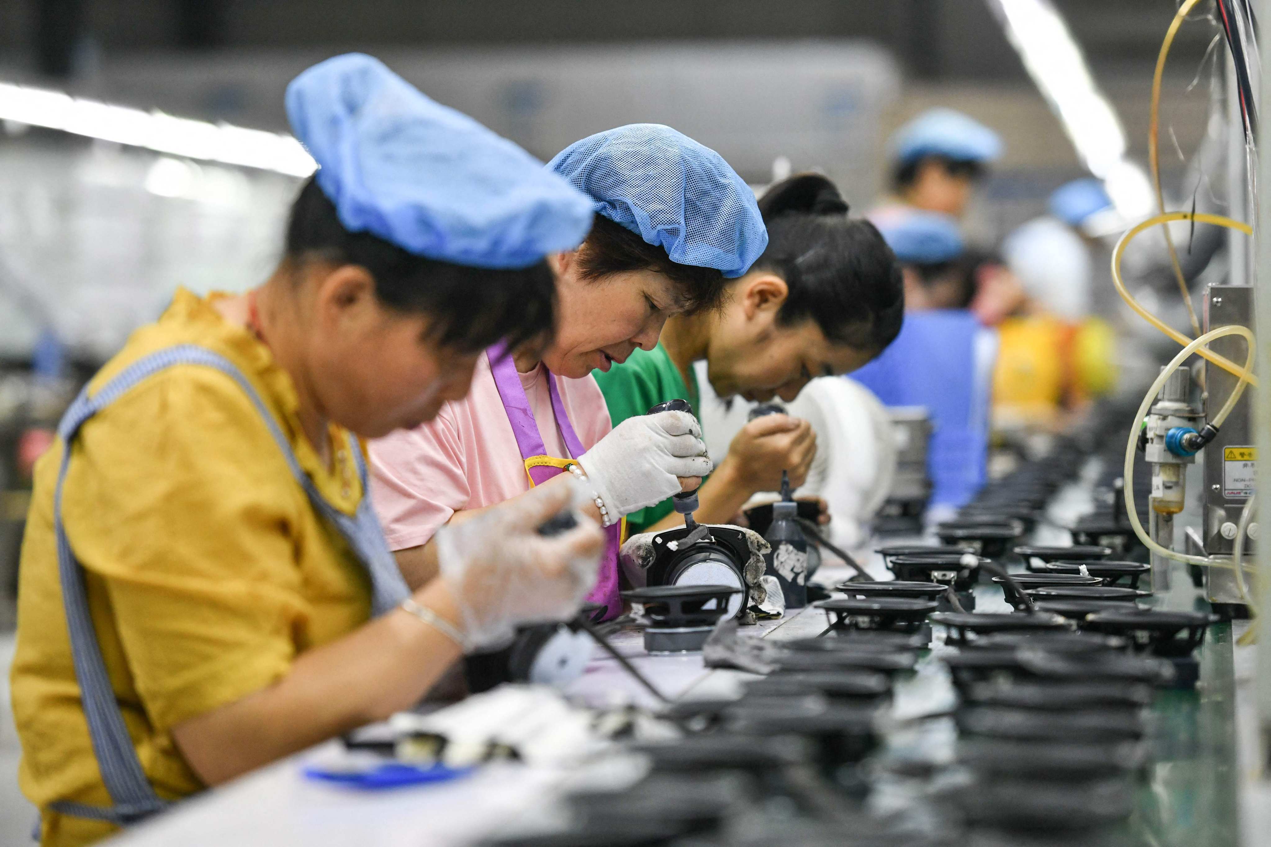 Công nhân làm việc trên một dây chuyền lắp ráp sản xuất loa tại một nhà máy ở Fuyang, tỉnh An Huy, Trung Quốc. Ảnh: SCMP