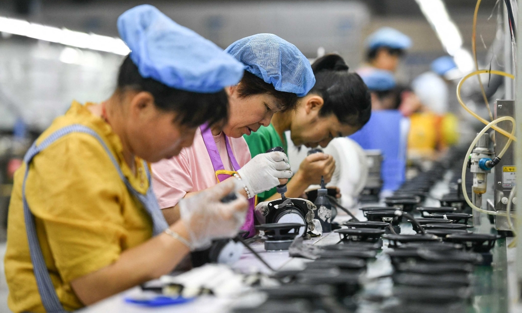Công nhân làm việc trên một dây chuyền lắp ráp sản xuất loa tại một nhà máy ở Fuyang, tỉnh An Huy, Trung Quốc. Ảnh: SCMP