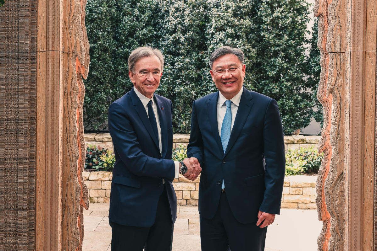 &Ocirc;ng&nbsp;Bernard Arnault v&agrave; Bộ trưởng Vương Văn Đ&agrave;o đ&atilde; từng gặp nhau tại Paris hồi th&aacute;ng 4 năm nay.