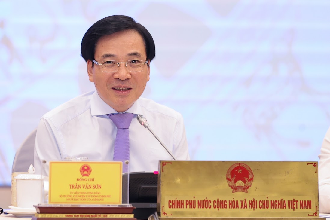 Bộ trưởng, Chủ nhiệm VPCP Trần Văn Sơn điều hành buổi họp báo Chính phủ tháng 6/2023 - Ảnh: VGP/Nhật Bắc  