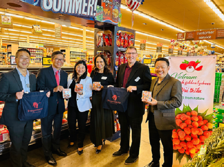 Tổng Lãnh sự Việt Nam tại San Francisco Hoàng Anh Tuấn, bà Amy Nguyễn, Chủ tịch Dragonberry và đại diện hệ thống siêu thị Safeway & Albertsons.