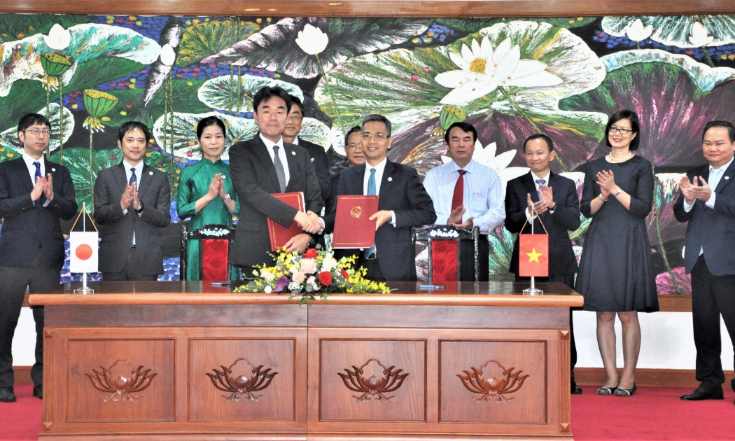 Lễ ký kết thỏa thuận vay giữa JICA với Chính phủ Việt Nam ngày 4/7.