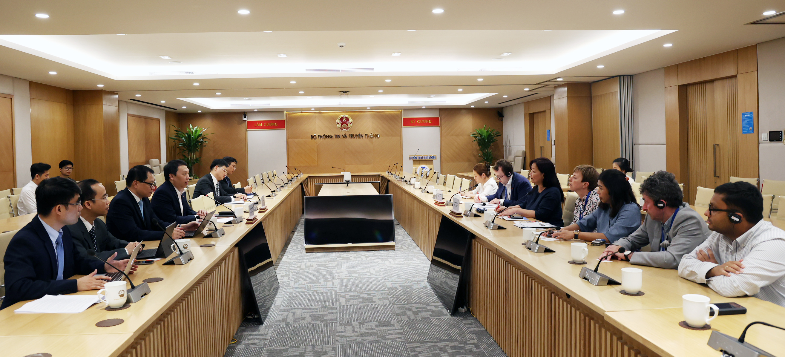 Buổi tiếp và làm việc giữa Bộ Thông tin và Truyền thông với đoàn doanh nghiệp công nghệ Anh.