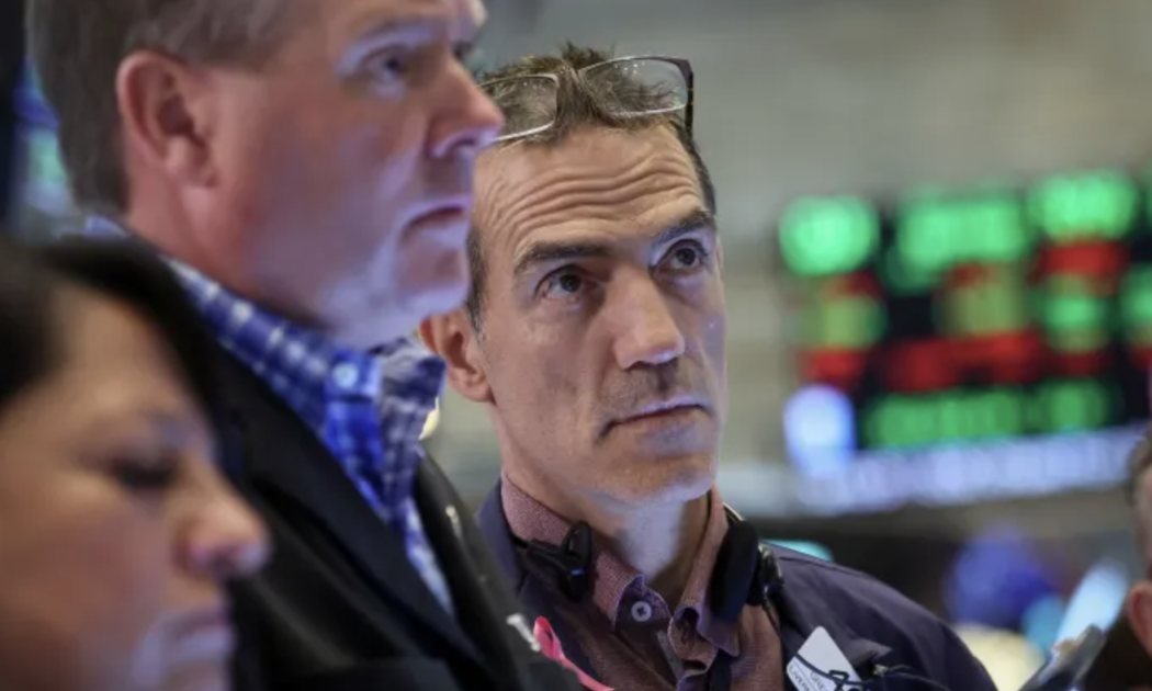 Các nhà giao dịch cổ phiếu ở Sở giao dịch chứng khoán New York (NYSE) hôm 29/6 - Ảnh: Reuters.