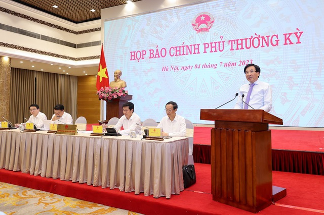 Lãnh đạo các bộ, ngành tham dự họp báo. Ảnh: VGP.