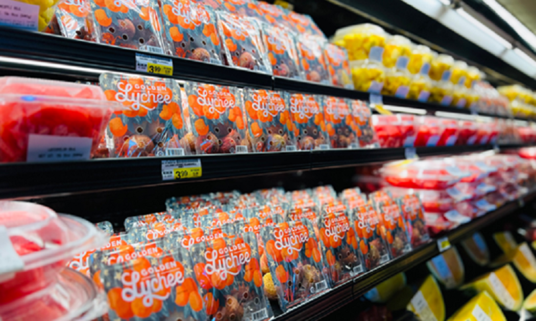 Quả vải Việt Nam bày bán tại siêu thị Safeway.