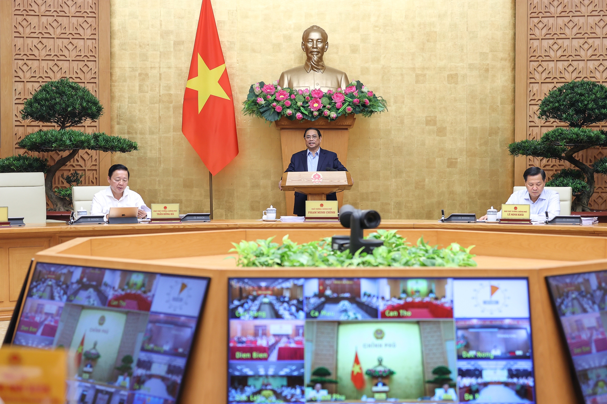 Thủ tướng nêu rõ 10 nhóm nhiệm vụ, giải pháp cần tập trung thực hiện thời gian tới - Ảnh: VGP